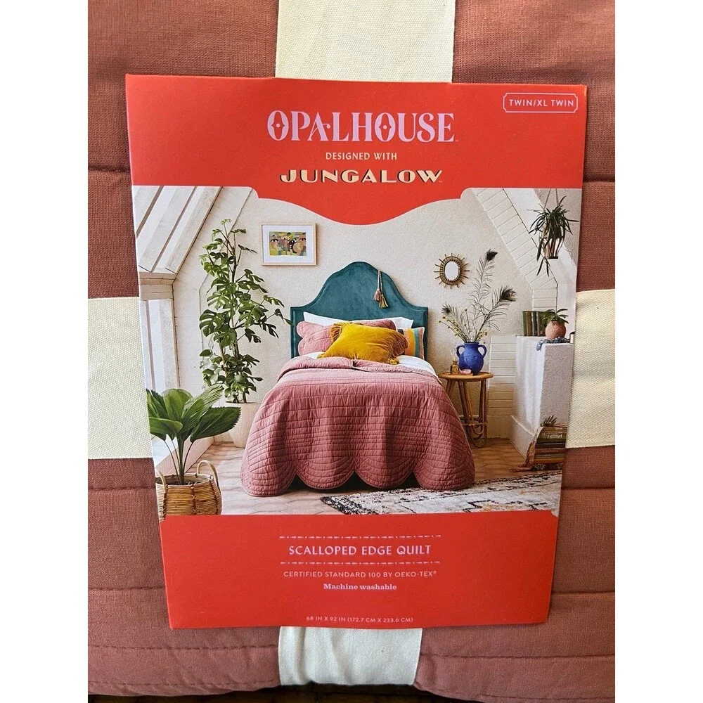 Twin/Twin XL Scalloped Edge Quilt – Light Terracotta – Brand New